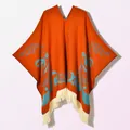 Detalle del poncho de punto naranja con motivos étnicos y flecos blanco crema - Jersey Pájaro Colorido Naranja