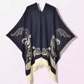Detalle del patrón de jacquard étnico y flecos en un poncho de punto en azul oscuro - Jersey Pájaro Colorido Azul Marino