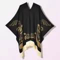 Detalle del poncho de punto negro con motivos étnicos y flecos en color beige - Jersey Pájaro Colorido Café Negro