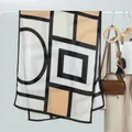 Détail d'une écharpe à motifs géométriques avec coutures fines sur un cintre - Style Long