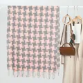 Détail d'une écharpe pied-de-poule rose et grise avec franges sur un présentoir - 180x70cm / Pied-de-poule Rose