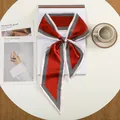 Detail van rode zijden sjaal met houndstooth-print op wit bureau met decoratie - Rood Rand Klein Vierkant (14)