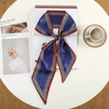 Detail van elegante zijden sjaal met dambordpatroon op een witte tafel setting - Marine Rand Klein Vierkant (15)