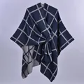 Poncho in maglia blu scuro e grigio chiaro a quadri con drappeggio morbido ed elegante - Quadri Navy