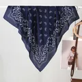 Piccolo foulard in seta blu navy vintage con motivo paisley per donna appeso alla moda - Paisley Blu Notte / 70x70cm