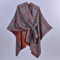 Mantella in maglia a quadri grigio e arancione con nodo frontale e orlo irregolare - Quadri Grigio Arancio