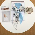 Detail van bloemen zijden sjaal op een witte tafel voor een elegante accessoire-presentatie - Lichtblauw Realistische Bloemen (38)