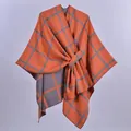 Poncho in maglia a quadri arancione e grigio con cintura in vita per l'autunno-inverno - Fantasia A Scacchi A Tinta Unita Con Barre - Arancione