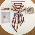 Detail van een meerkleurige gestreepte imitatiezijden sjaal geknoopt in een mooie strik - Groen Oranje Contrast Kleur Streep (36)