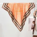 70 cm elegante zijden sjaal met geometrisch Grieks patroon in oranje en bruine tinten - Doolhof Oranje Koffie