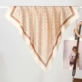 Carré de soie 70cm élégant avec motifs monogrammes géométriques et bordures marron - 70x70cm / Café (C Quatre Côtés)