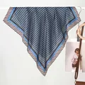 Eleganter Seidenschal mit geometrischem Muster in Marineblau und Satin-Finish - Standard Quadrat / Blau Gurtband