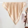 Élégant foulard en soie champagne avec motifs géométriques suspendu sur support - 70x70cm / Blanc Kaki (C Quatre Côtés)