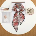 Rode zijden sjaal met paisley patroon gestrikt op een bureau bij een koffiekopje - Zwart Rood Contrast Paisley Blad (3)