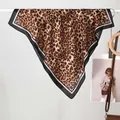 Foulard quadrato in finta seta con stampa leopardata classica e bordo a righe - Leopardo (Stile 1) / 70x70cm