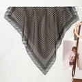 Seidenartiges quadratisches Halstuch mit Vintage-Muster und grünem Randdetail - Standard Quadrat / Schwarzgrün Gurtband