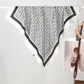 Foulard élégant en soie artificielle noir et blanc avec motif géométrique moderne - 70x70cm / Bordure Noire (C Quatre Côtés)