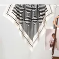 70cm elegante dames zijden sjaal met zwart-wit geometrische lijnen en minimalistisch - Doolhof Zwart