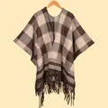 Scialle classico in maglia a quadri marroni con frange lunghe e decorative - Quadri Maillard