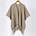 Elegante scialle in maglia beige con nappe spesse e trama jacquard per donna - Lavorato a Maglia Tinta Unita Cachi