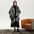 Scialle spesso reversibile con pittura a inchiostro vintage ed eleganti frange grigie - Nero Inchiostro