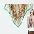 Foulard quadrato in seta con stampa floreale e bordo blu drappeggiato con accessori moda - Bouquet Floreale Blu