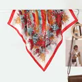 Elegante sciarpa di seta quadrata con motivi floreali astratti e bordi rossi vivaci - Bouquet Floreale Rosso