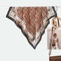 Retro zijden vierkante sjaal 70cm Britse stijl met ruit- en kettingprint - Hahnentritt Ketting Koffie