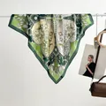 Elegante sciarpa di seta verde a fiori con motivi bohémien drappeggiata su una barra - Quadrifoglio / 70x70cm