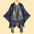 Gestrickter Damen-Schal mit Karomuster und Blumenstickerei in Marine und Graublau - Navyblau Linien-Karo