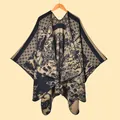 Detalle de chal de punto estilo bosque con un complejo patrón de jacquard floral - 130x150cm / Negro Camello