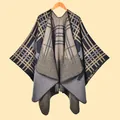 Détail d'un châle en maille avec motifs d'étoiles, carreaux et ourlet asymétrique - Taille Extra Grande / Carreaux Étoiles Noir Camel