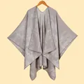 Dettaglio dello scialle poncho jacquard grigio chiaro con trama marmo e scollo a V - Cachi
