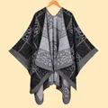 Damen Strickponcho mit elegantem schwarz-grauem Karomuster und dezentem Blumendruck - Schwarz Grau Linien-Karo
