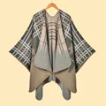 Détail du châle en tricot avec motifs d'étoiles et carreaux olive et kaki - Taille Extra Grande / Carreaux Étoiles Vert Kaki