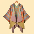 Détail du châle en tricot avec motifs géométriques à carreaux orange et bleus vifs - Taille Extra Grande / Carreaux Étoiles Orange