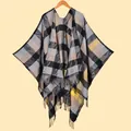 Châle cape à carreaux avec franges en noir gris et jaune pour l'automne - Pied-de-poule Noir