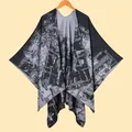 Dettaglio di uno scialle poncho in maglia da donna con trama jacquard astratta nero grigio - Nero