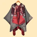 Nahaufnahme des dicken Strickschals mit traditionellem Koi-Muster und Jacquard-Struktur - Schwarz-Rot