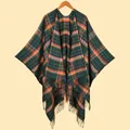 Damen Karo-Poncho-Schal in Dunkelgrün und Orange mit Fransen und Karomuster - Grün Karriert