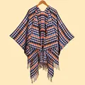 Détail de la texture à carreaux et des franges du poncho bleu marine et orange - Plaid Noir et Orange