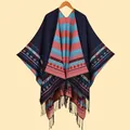 Détail du châle en tricot avec motifs géométriques colorés et bordures à franges noires - Flocon de Neige de Noël Bleu Marine
