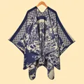 Detalle del poncho de punto jacquard azul marino con motivos artísticos de montaña - 130x150cm / Azul marino