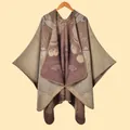 Strickschal-Poncho mit Koi-Muster und Vintage-Blumen-Jacquard in Erdbrauntönen - Kaffeebraun