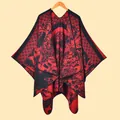 Detalle del poncho de punto rojo y negro con intrincados patrones geométricos y abstractos - 130x150cm / Negro Rojo