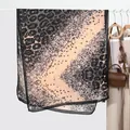 Châle surdimensionné à imprimé léopard en mousseline gris anthracite et rose poudré - Motif Pierre Big V Noir