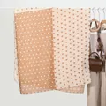 Écharpe beige et caramel à pois blancs et motifs de cœurs sur un cintre élégant - Style Mi-Long / Kaki
