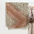 Châle léger vintage pour femme avec motif pierre et imprimé léopard abstrait en beige et brun - Motif Pierre Big V Vert