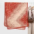 Foulard léger imprimé léopard rouge pour femmes avec un dégradé de couleurs élégant - Motif Pierre Big V Rouge