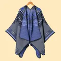 Scialle in maglia spessa da donna con motivi etnici astratti e stile poncho con spacco - Grigio